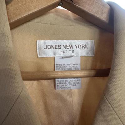 LOT 110B: Women’s Sport Coats & More!