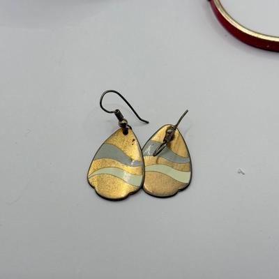 LOT 144J: Carved Flower Bead Necklace & Mod Style Jewelry