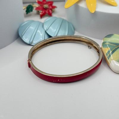 LOT 144J: Carved Flower Bead Necklace & Mod Style Jewelry