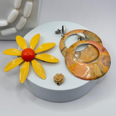 LOT 144J: Carved Flower Bead Necklace & Mod Style Jewelry