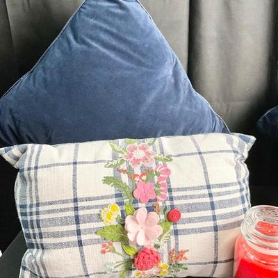 PillowsLot U 615 A Pair of Navy Blue Pier 1 Throw Pillows, & A Pair of Navy/White Plaid w/Floral Pier 1 Throw Pillows, Two Candles