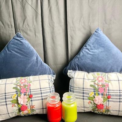 PillowsLot U 615 A Pair of Navy Blue Pier 1 Throw Pillows, & A Pair of Navy/White Plaid w/Floral Pier 1 Throw Pillows, Two Candles