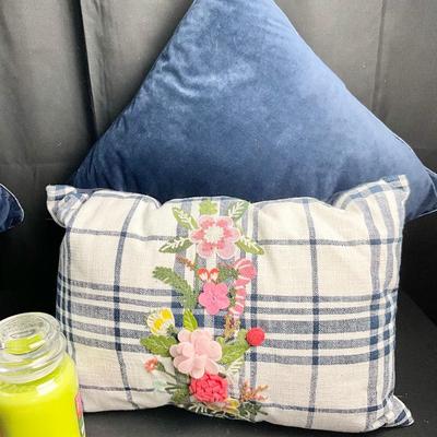 PillowsLot U 615 A Pair of Navy Blue Pier 1 Throw Pillows, & A Pair of Navy/White Plaid w/Floral Pier 1 Throw Pillows, Two Candles