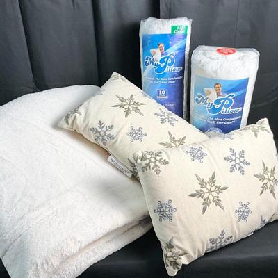 Lot U 616 Plush/Fleece Full Size Blanket, Two Decorative Throw Pillows, Two NIB Bed Pillows