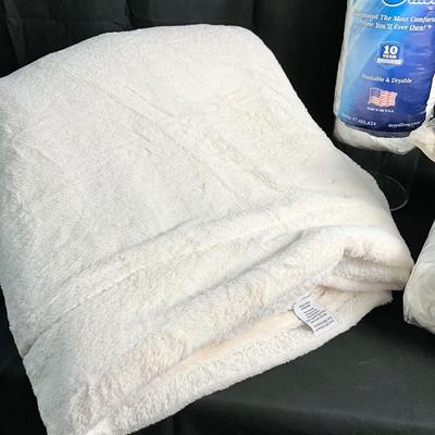 Lot U 616 Plush/Fleece Full Size Blanket, Two Decorative Throw Pillows, Two NIB Bed Pillows