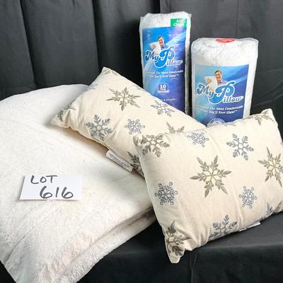 Lot U 616 Plush/Fleece Full Size Blanket, Two Decorative Throw Pillows, Two NIB Bed Pillows