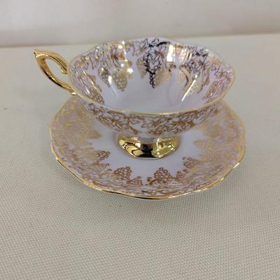 Royal Standard Fine Bone China England Gold Leaf Tea Cup & Saucer (LR)