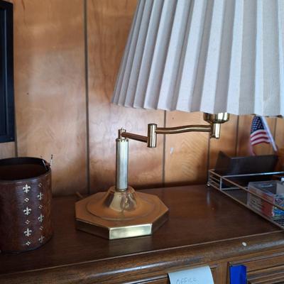 Articulating arm lamp