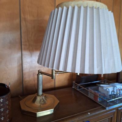 Articulating arm lamp