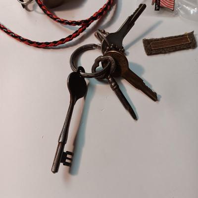 MISC TREAURES IN A CIGAR BOX