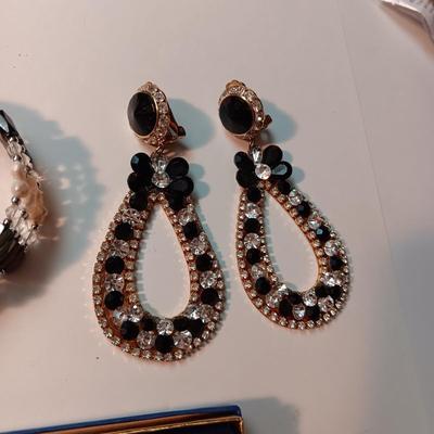 VINTAGE COSTUME JEWELRY