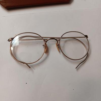 OLD GLASSES IN A CASE, 1952 CHAUFFEUR BADGE AND A COIN PURSE