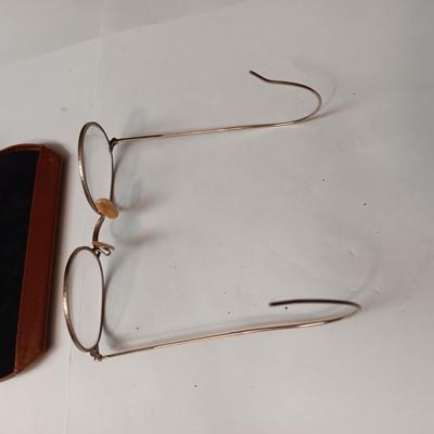 OLD GLASSES IN A CASE, 1952 CHAUFFEUR BADGE AND A COIN PURSE