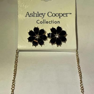 Vintage Ashley Cooper Collection Jewelry Gold Toned Set Necklace w/Matching Stud Back Earrings.