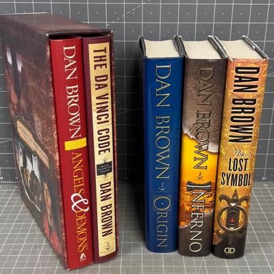 5 Dan Brown Hard Back includes Box Set