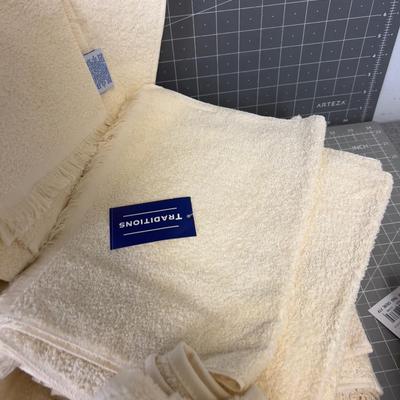SUPER LOT OF TOWELS 