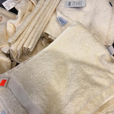 SUPER LOT OF TOWELS 
