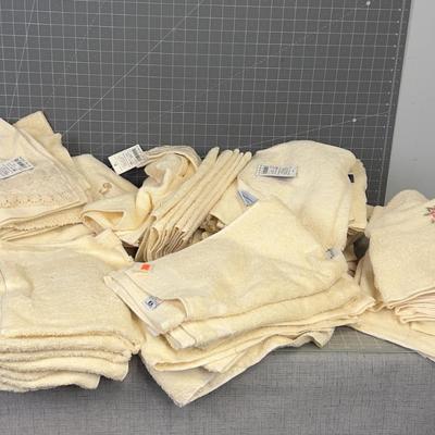 SUPER LOT OF TOWELS 