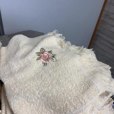 SUPER LOT OF TOWELS 