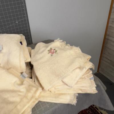 SUPER LOT OF TOWELS 