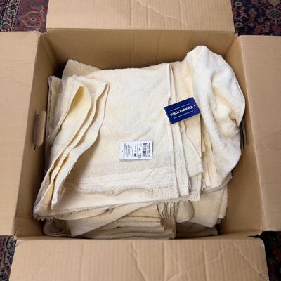 SUPER LOT OF TOWELS 