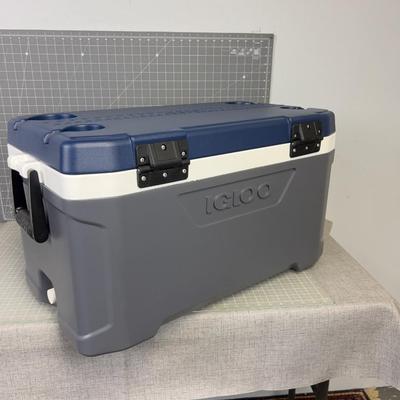 IGLOO 70 Quart Cooler NEW 
