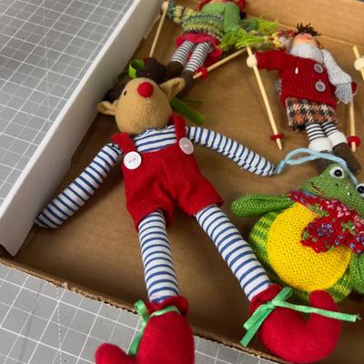 Knit Mostly Skiers, a Moose for the Shelf and some owls - all fun! 