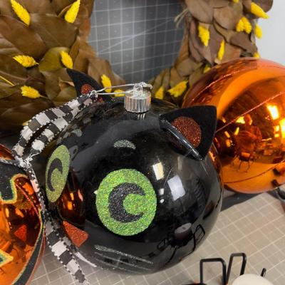 Darling Fall-ish Décor': Leaf Wreath, Pumpkins, Cats and Spiders