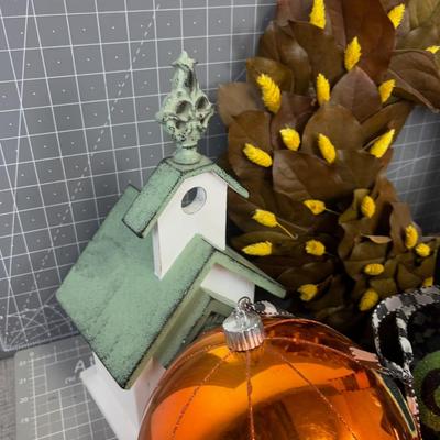 Darling Fall-ish Décor': Leaf Wreath, Pumpkins, Cats and Spiders