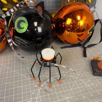 Darling Fall-ish Décor': Leaf Wreath, Pumpkins, Cats and Spiders