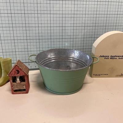 Miscellaneous decor