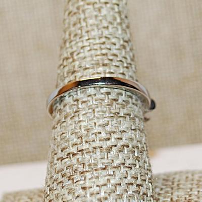 Size 7 Large Rectangle Clear Hi-Rise Stone Ring with Horizontal Side Panels on a Silver Tone Band (5.7g)