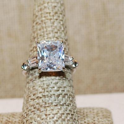 Size 7 Large Rectangle Clear Hi-Rise Stone Ring with Horizontal Side Panels on a Silver Tone Band (5.7g)
