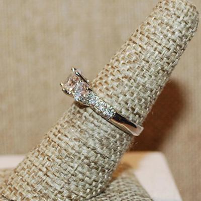 Size 7 Marked .925 Clear Round Set of 3 Main Stones Ring with Tiny Side Accent Stones on a Silver Band (3.4g)