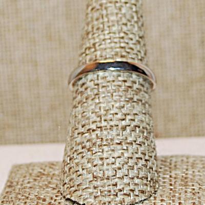 Size 7 Marked .925 Clear Round Set of 3 Main Stones Ring with Tiny Side Accent Stones on a Silver Band (3.4g)