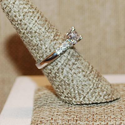 Size 7 Marked .925 Clear Round Set of 3 Main Stones Ring with Tiny Side Accent Stones on a Silver Band (3.4g)