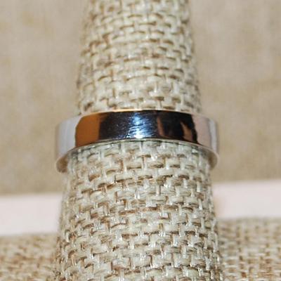 Size 9 Center Row of 9 Stones and Top/Bottom Rows of Round Stone Accents on a Silver Tone Band (4.3g)