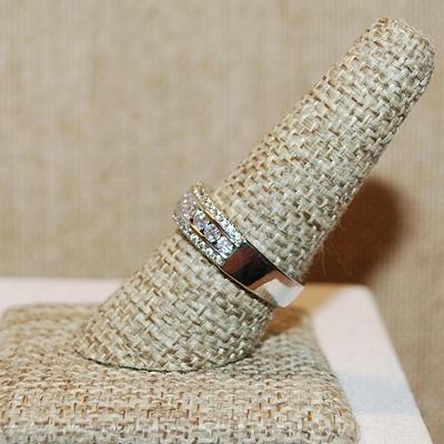 Size 9 Center Row of 9 Stones and Top/Bottom Rows of Round Stone Accents on a Silver Tone Band (4.3g)