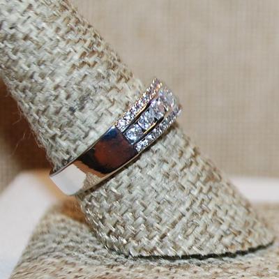 Size 9 Center Row of 9 Stones and Top/Bottom Rows of Round Stone Accents on a Silver Tone Band (4.3g)