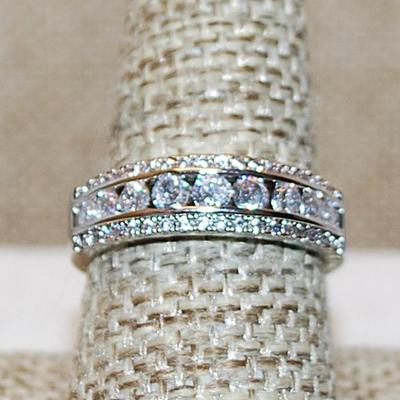Size 9 Center Row of 9 Stones and Top/Bottom Rows of Round Stone Accents on a Silver Tone Band (4.3g)