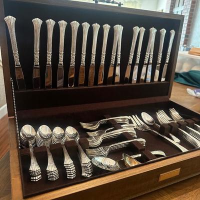 Oneida Cutlery Set