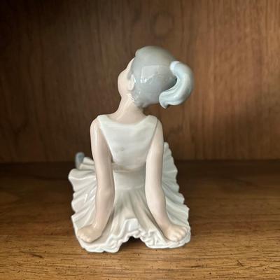 NAO Lladro Spanish porcelain sitting ballerina figurine