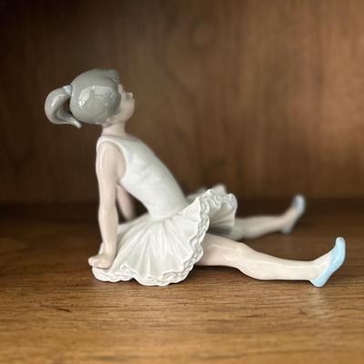 NAO Lladro Spanish porcelain sitting ballerina figurine