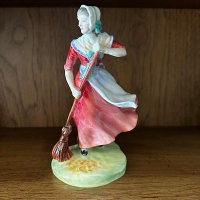 Nao Lladro hand-painted porcelain figurine of a sitting ballerina