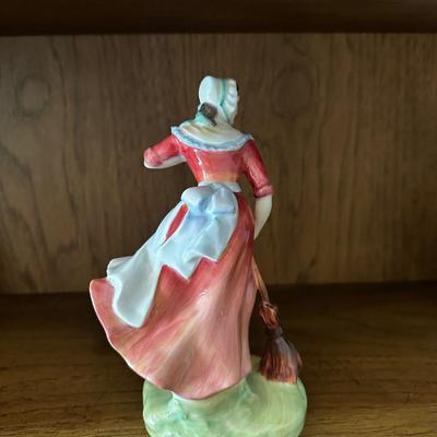 Nao Lladro hand-painted porcelain figurine of a sitting ballerina