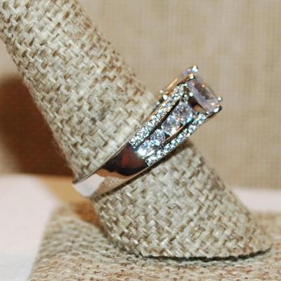 Size 9 Main Round Stone with a "Bluish Hue" & Lots of Brilliant Stone Side Accents on a Silver Tone Band (5.7g)