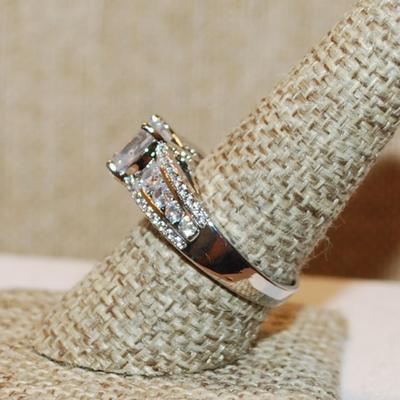 Size 9 Main Round Stone with a "Bluish Hue" & Lots of Brilliant Stone Side Accents on a Silver Tone Band (5.7g)