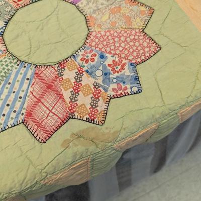 Ca. 1920 Dresden Plate Patchwork Quilt. 84 x 68 Inches #23