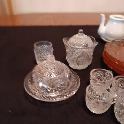 CHILD'S GLASS TEA SET