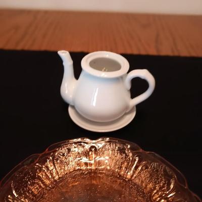 CHILD'S GLASS TEA SET